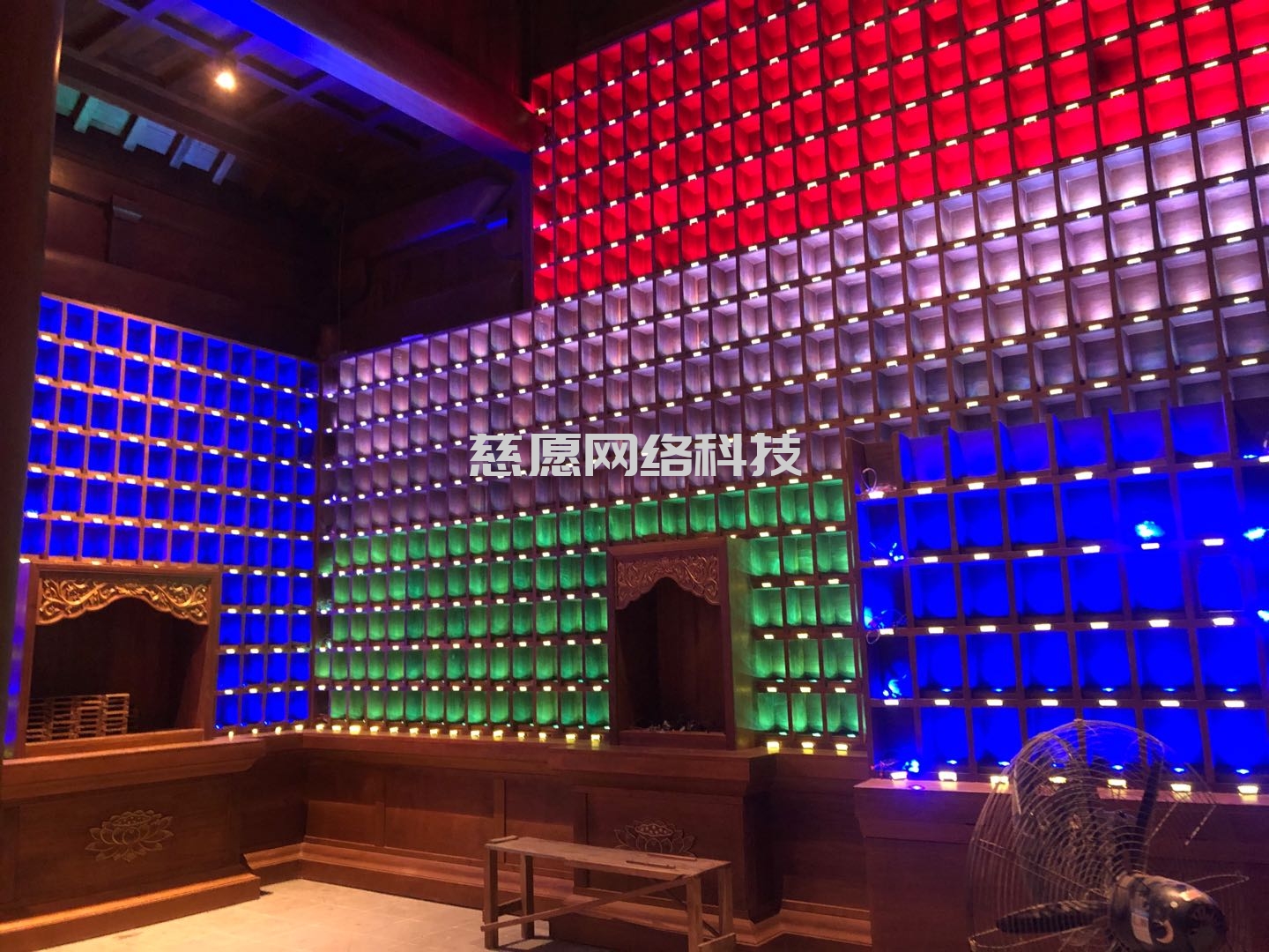 慈愿智能萬佛墻和光明燈為什么要設(shè)計成32種可變顏色燈板,3種顏色的公示姓名牌? 慈愿智能萬佛墻和光明燈為什么要設(shè)計成32種可變顏色燈板,3種顏色的公示姓名牌?
