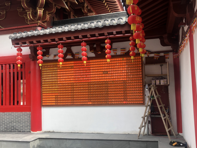 龍之夢臥龍寺萬佛墻前供奉光明心愿燈有感：禮佛在人，供燈在心